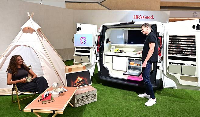 모델이 전시관 내 AI 모빌리티 공간 솔루션 슈필라움을 전시한 'AI홈 솔루션 존'에서 집을 넘어 모빌리티로 확장되는 'LG AI홈'을 체험 중인 모습./사진=LG전자