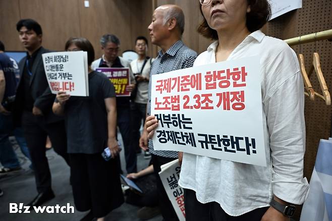 노조법 2·3조 개정 운동본부원들이 18일 오전 서울 여의도 국회 소통관에서 열린 노조법 개정 반대 기자회견에 참석해 피켓 항의를 하고 있다. /사진=이명근 기자 qwe123@