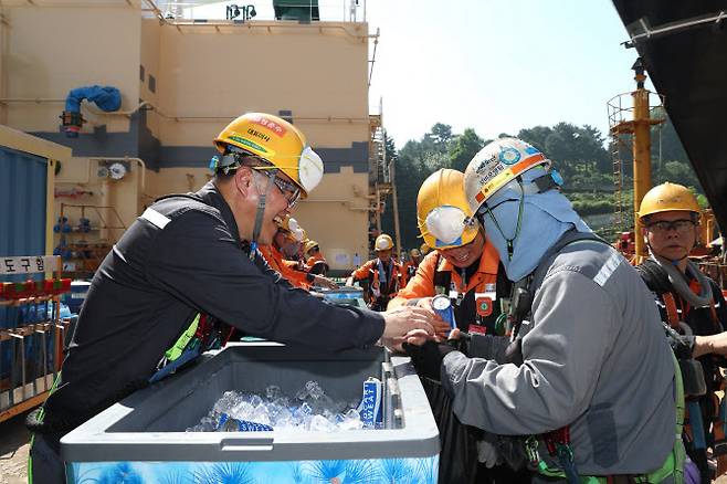 지난달 김희철 한화오션 대표(왼쪽)가 거제사업장 1도크 주변에서 근로자들에게 시원한 음료를 건네주고 있다. 사진은 기사 내용과 관련 없음.(사진=한화오션)