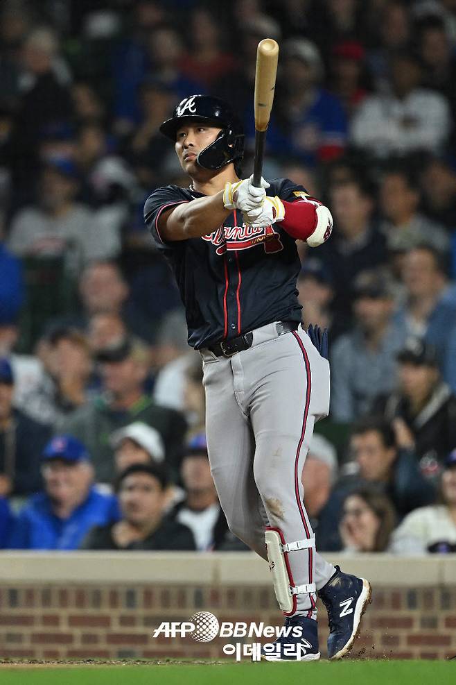 애틀랜타 브레이브스의 김하성이 역전 스리런 홈런을 때린 뒤 타구를 바라보고 있다. 사진=AFPBBNews