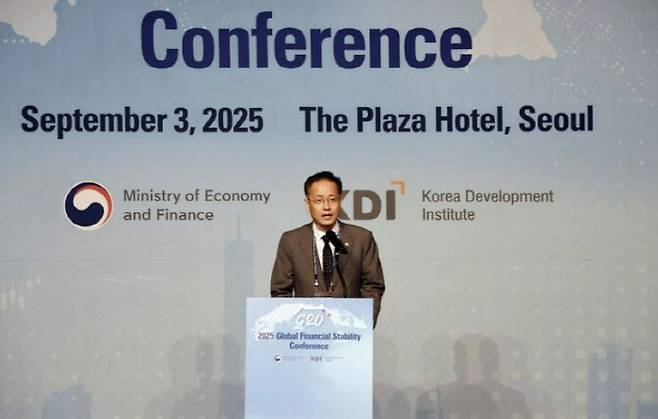 이형일 기획재정부 차관이 3일 오전 서울 중구 더 플라자 호텔에서 열린 ‘2025 G20 글로벌 금융안정 컨퍼런스’에서 개회사를 하고 있다.(사진=기재부)