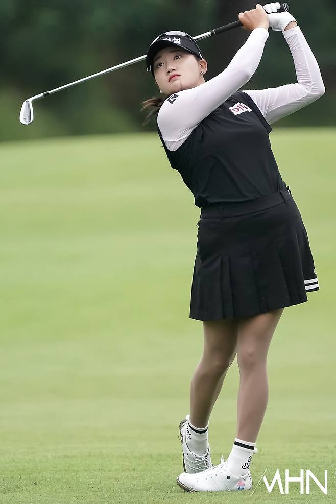 노승희가 4일 열린 KB금융 스타챔피언십 1라운드 경기에서 샷을 하고 있다.