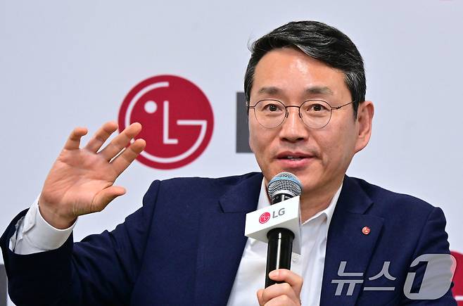 조주완 LG전자 최고경영자(CEO)가 8일(현지시각) 미국 라스베이거스에서 열린 기자간담회에서 사업 전략을 소개하고 있다. (LG전자 제공) 2025.1.9/뉴스1