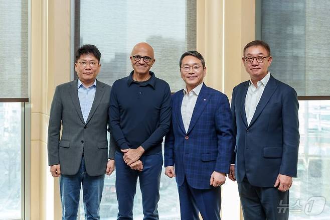 조주완 LG전자 사장이방한한 사티아 나델라 마이크로소프트(MS) 회장과 회동한 뒤 기념촬영을 하고 있다. 왼쪽부터 김동명 LG에너지솔루션 사장, 나델라 MS 회장, 조주완 LG전자 사장, 현신균 LG CNS 사장(조주완 LG전자 사장 링크드인) ⓒ News1 최동현 기자