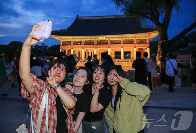 경복궁 야간 관람이 시작된 3일 오후 서울 종로구 경복궁을 찾은 시민들이 경회루를 배경으로 셀카를 찍고 있다.  2025.9.3/뉴스1 ⓒ News1 김진환 기자