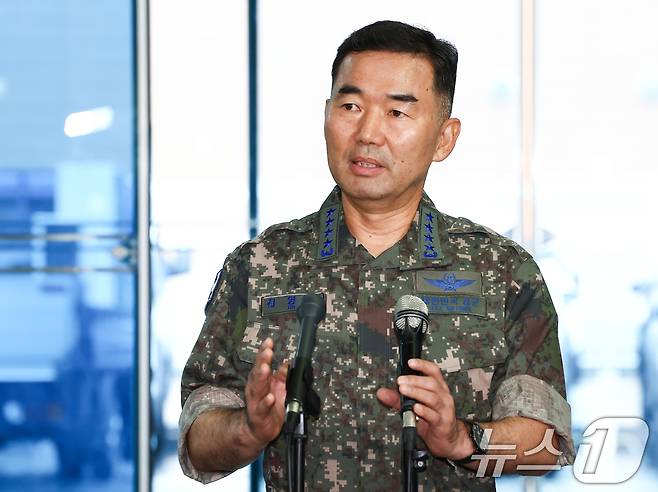 진영승 합참의장 후보자가 4일 오전 서울 용산구 육군회관에 마련된 인사청문회 준비 집무실로 출근하며 취재진의 질의에 답하고 있다. 2025.9.4/뉴스1 ⓒ News1 김민지 기자