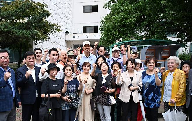 오세훈 서울시장이 4일 오전 준공업지역 법적 상한용적율 도입 1호 대상지로 선정된 도봉구 '삼환도봉아파트'에서 지역 주민들과 기념 촬영을 하고 있다.(서울시 제공)  뉴스1 ⓒ News1