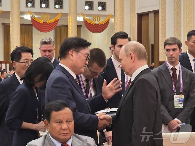 우원식 국회의장이 지난 3일 중국 베이징에서 열린 전승절 80주년 기념식 리셉션에서 블라디미르 푸틴 러시아 대통령과 대화하고 있다. (국회의장실 제공) 2025.9.3/뉴스1 ⓒ News1 김일창 기자