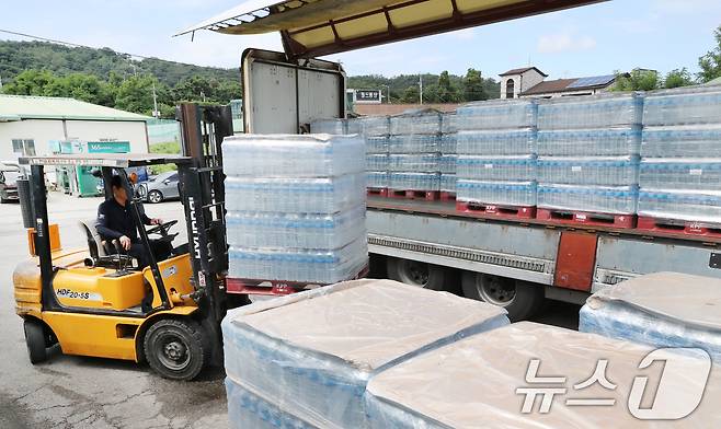 송파구가 4일 물 부족 강릉시에 생수를 긴급 지원키로 하고, 강릉에 지원 할 생수를 차량에 싣고 있다. (송파구 제공. 재판매 및 DB 금지) 2025.9.4/뉴스1