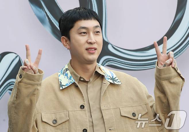 가수 슬리피가 3일 서울 동대문디자인플라자(DDP)에서 열린 '서울 패션위크(SEOUL FASHION WEEK) 2025 S/S' YOUSER 컬렉션에 참석해 포즈를 취하고 있다. 2024.9.3/뉴스1 ⓒ News1 권현진 기자