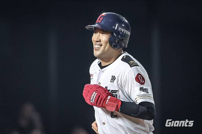 롯데 전준우가 2일 부산 사직구장에서 열린 2025 KBO리그 정규시즌 LG전서 득점하고 있다. 사진 | 롯데 자이언츠