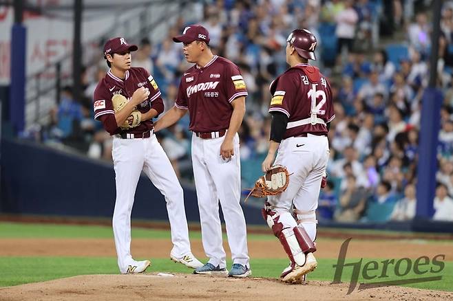 키움 하영민이 3일 대구삼성라이온즈파크에서 열린 2025 KBO리그 삼성전에서 코치와 얘기를 나누고 있다. 오른쪽은 하영민에게 다가서는 김건희. 사진 | 키움 히어로즈