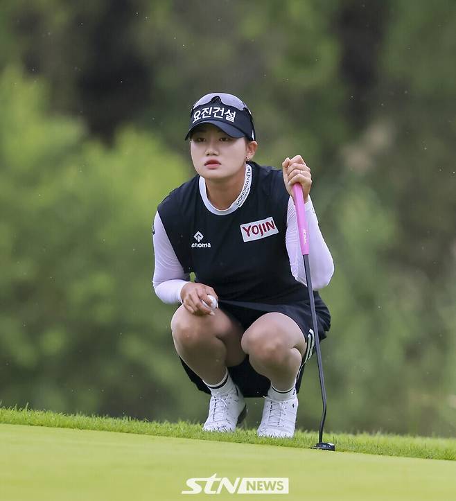 4일 경기도 이천시에 위치한 블랙스톤 이천(파 72)에서 한국여자프로골프(KLPGA) 투어 KB금융 챔피언십 1라운드 공동 2위로 마친 노승희가 퍼트 거리를 보고 있다. /사진(이천)=손진현 기자