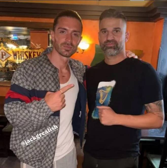 맨체스터 시티에서 전력외로 분류돼 에버턴으로 임대된 잭 그릴리쉬가 또 다시 술집에서 유흥을 즐기다 목격됐다. 더선 기사캡쳐