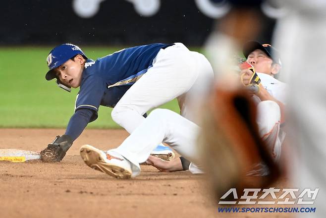 3일 대전 한화생명볼파크에서 열린 NC와 한화의 경기, 9회초 무사 1루 NC 오영수 타석때 1루주자 홍종표가 2루 도루를 실패하고 있다.  대전=허상욱 기자wook@sportschosun.com/2025.09.03/