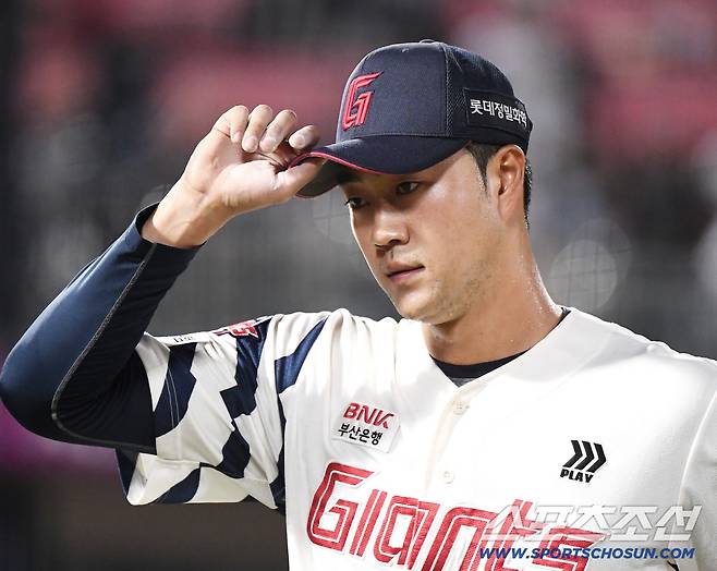 롯데 윤성빈이 내려오고 있다. 부산=정재근 기자 cjg@sportschosun.com/2025.8.28/