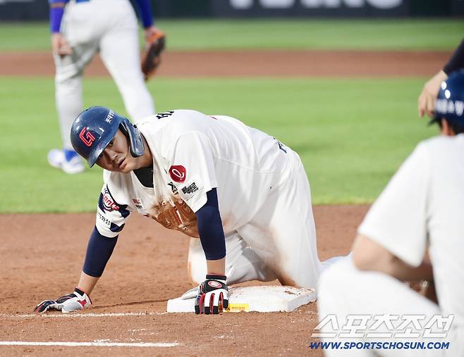 17일 부산 사직구장에서 열린 롯데와 삼성의 경기. 4회말 1사 1루. 레이예스 외야플라이 타구 때 1루로 귀루하지 못하고 포스아웃을 당한 손호영. 부산=송정헌 기자songs@sportschosun.com/2025.08.17/