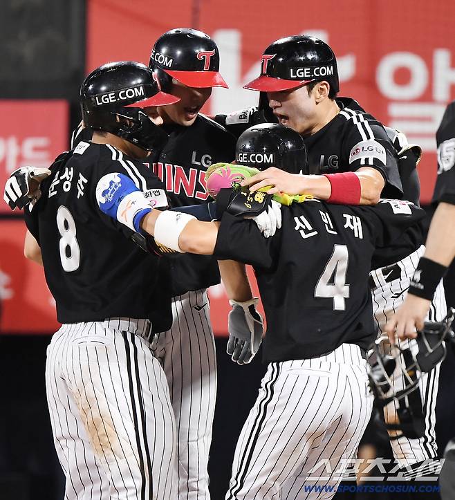 4일 수원 KT위즈파크에서 열린 LG-KT전. 8회초 1사 만루 문성주가 만루 홈런을 친 후 선행주자들의 환영을 받고 있다. 수원=정재근 기자 cjg@sportschosun.com/2025.9.4/