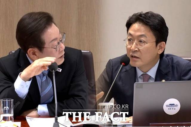 2일 서울 용산구 대통령실에서 열린 제40회 국무회의에 참석한 이재명 대통령과 권대영 금융위원회 부위원장이 모태펀드 출자 예산을 놓고 질의응답 하고 있다. /'KTV 이매진' 캡처