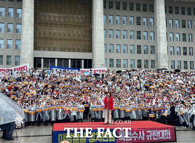 국민의힘이 4일 오전 10시께 전국 각지에 있는 당원들을 모아 서울 여의도 국회 본관 앞 계단에서 '야당말살 정치탄압 특검수사 규탄대회'를 개최했다. 발언하고 있는 나경원 의원 모습(단상 위). /국회=이하린 기자