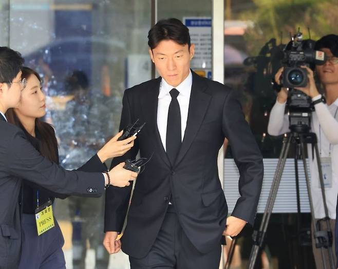 축구선수 황의조씨가 4일 서울 서초구 서울중앙지법에서 열린 성폭력범죄의 처벌 등에 관한 특례법 위반(카메라 등 이용촬영) 혐의 2심 선고재판에서 징역형 집행유예 선고를 받고 법원을 나서며 기자의 질문에 답하고 있다. 연합뉴스