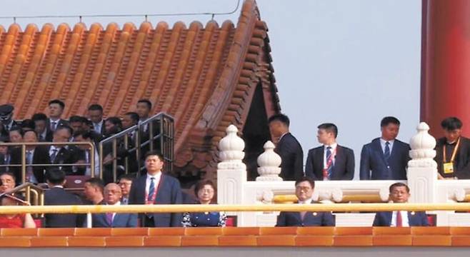 3일 오전 중국 베이징 톈안먼 광장에서 열린 전승절 80주년 기념식에서 우원식 국회의장이 망루 위에 앉아있는 모습. /중국CCTV캡처/뉴스1
