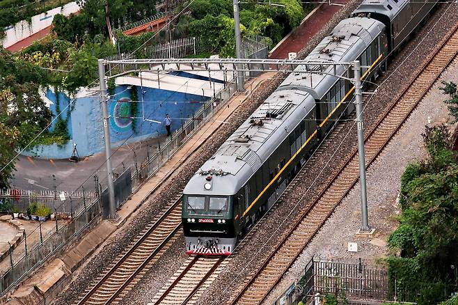 김정은 북한 국무위원장을 태운 열차가 2일 중국 베이징에 도착하고 있다. /로이터 연합뉴스