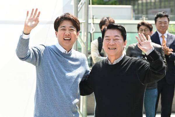 지난 4월, 안철수 당시 국민의힘 대선 경선 후보와 이준석 개혁신당 대선 후보(왼쪽)가 경기 성남시 판교 테크노밸리 광장에서 과학기술 토론에 앞서 손을 흔들고 있다. /뉴시스