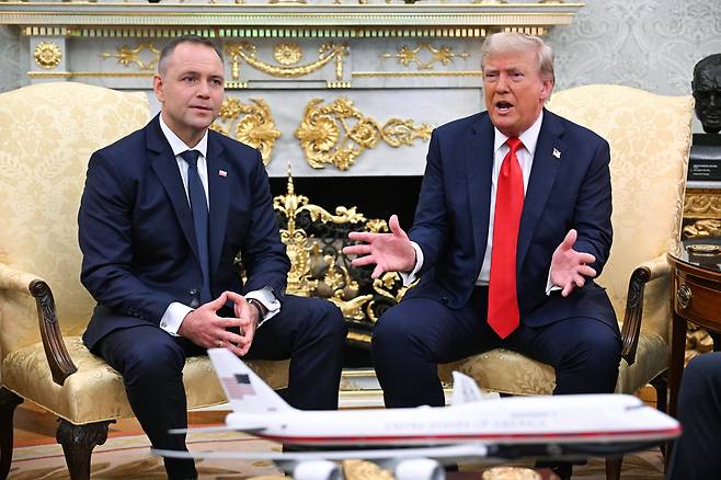 도널드 J. 트럼프 미국 대통령(오른쪽)과 카롤 나브로츠키 폴란드 대통령(왼쪽)이 2025년 9월 3일 미국 워싱턴 D.C. 백악관에서 회담에 참석하고 있다. /연합뉴스