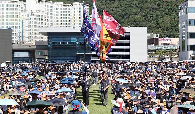 지난 3일 울산시 북구 현대자동차 울산공장 본관 앞에서 현대차 노조의 총파업 결의대회가 열리고 있다. 이날 노조는 올해 임금 및 단체협약 교섭 난항으로 부분 파업에 들어갔다. /연합뉴스