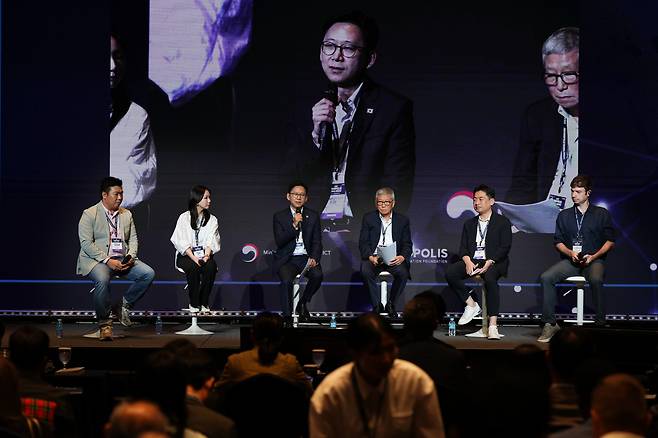 왼쪽부터 정지성 에스오에스랩 대표, 김효이 이너시아 대표, 배경훈 과학기술정보통신부 장관, 김용주 리가켐바이오사이언스 대표, 이두연 SK증권 본부장, 톰 슈타인버거 한국과학기술원(KAIST) 교수./과학기술정보통신부