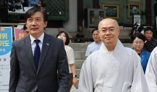 조국 조국혁신당 혁신정책연구원장이 4일 서울 종로구 조계사를 방문하고 총무원장 진우스님 예방을 위해 이동하고 있다. 연합뉴스