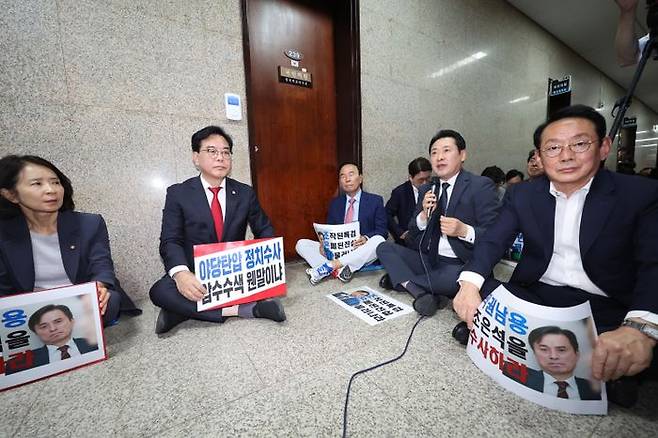 장동혁 국민의힘 대표가 3일 국회 원내대표실 앞에서 조은석 특별검사팀의 압수수색에 대항해 의원총회 농성을 하면서 김민기 국회사무총장에게 압수수색이 허가된 경위를 따져묻고 있다. ⓒ뉴시스