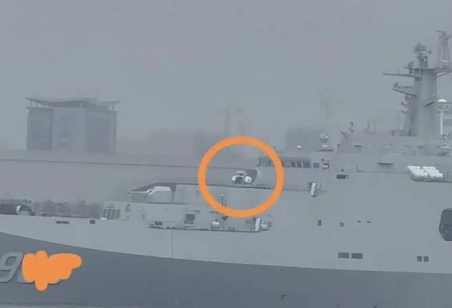 LY-1으로 추정되는 레이저 요격체계가 중국 인민해방군해군의 071형 LPD(수륙양용 수송함)에 탑재된 모습. 웨이보 캡처