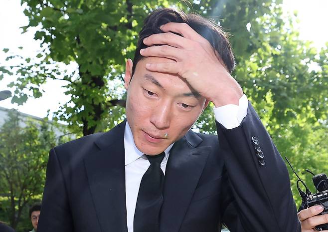 ‘불법 촬영’ 혐의를 받는 축구선수 황의조(33·알라니아스포르)가 4일 오후 서울 서초구 서울중앙지방법원에서 열린 성폭력범죄의처벌등에관한특례법위반(카메라등이용촬영) 항소심 선고 공판에서 1심과 같은 징역 1년 집행유예 2년을 선고받은 후 법정을 나서고 있다. 2025.9.4/뉴스1