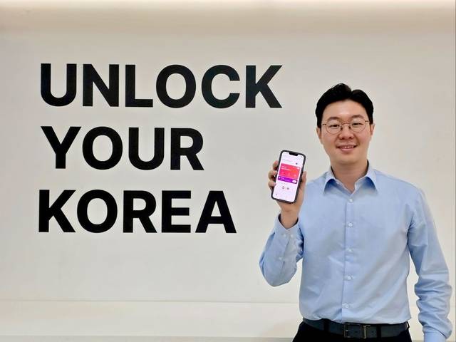 이장백 오렌지스퀘어 대표가 3일 디지털타임스와의 인터뷰에서 와우패스 앱을 켜고 포즈를 취하고 있다. [오렌지스퀘어 제공]