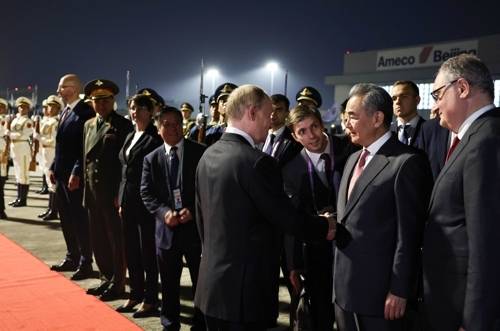 베이징 서우두공항에서 왕이 외교부장 배웅 받는 푸틴 러시아 대통령. 스푸트니크=연합뉴스