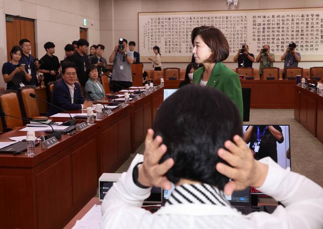 나경원 국민의힘 의원이 2일 서울 여의도 국회에서 열린 법제사법위원회 전체회의에서 여당 의원들과 인사하고 자리로 향하고 있다. [연합뉴스]