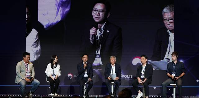 배경훈(왼쪽 세번째) 과기정통부 장관이 4일 대전 롯데시티호텔에서 열린 ‘2025 연구개발특구 글로벌 포럼’ 스페셜 세션에서 토크 콘서트 사회를 보고 있다. 과기정통부 제공