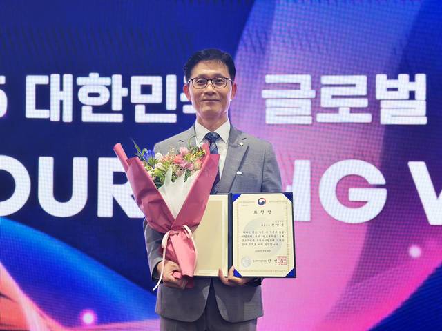 4일 고양시 일산 킨텍스에서 열린 ‘대한민국 소싱위크 2025’ 개막식에서 한상욱 쇼핑엔티 대표이사가 중소벤처기업부 장관 표창을 받고 기념촬영을 하고 있다. [쇼핑엔티 제공]