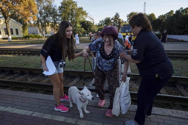 우크라이나 로조바 지역에서 구조대원들이 러시아군 공습으로 얼굴에 심각한 화상을 입은 할머니를 돕고 있습니다. AP 연합뉴스