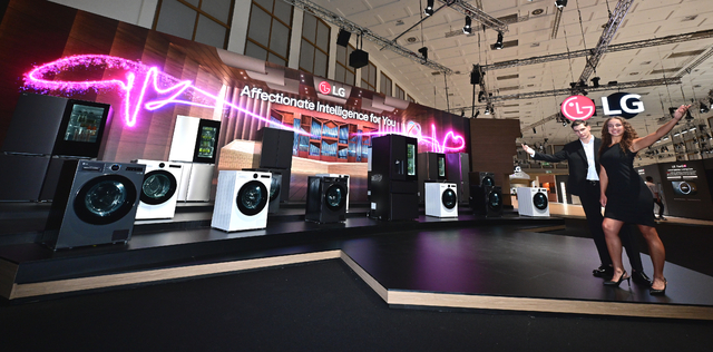 LG전자 모델이 이달 5~9일(현지시간) 독일 베를린 ‘메세 베를린’에서 열리는 ‘IFA 2025’ LG전자 전시관 입구에서 부스를 소개하고 있다. 삼성전자 제공