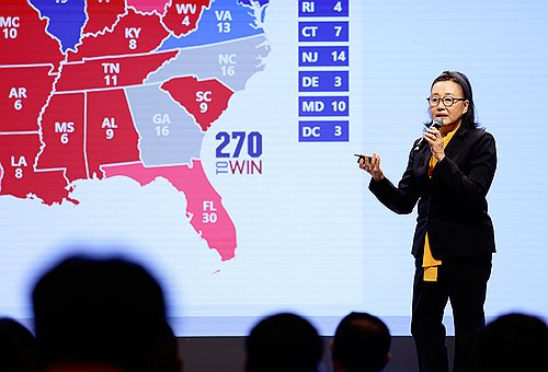 박영선 전 중소벤처기업부 장관이 지낸해 10월 제주 서귀포시 해비치호텔 제주에서 열린 ‘2024 중소기업 리더스 포럼’에서 ‘2024 미국 대선 그리고 반도체 주권 국가’를 주제로 특강하고 있다. [중소기업중앙회 제공]