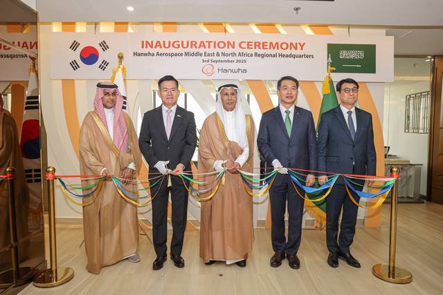 한화에어로스페이스가 3일(현지시간) 사우디 리야드에서 개최한 중동?북아프리카 지역 총괄법인(RHQ) 개소식에서 살레 빈 압둘라 알 아킬리(왼쪽부터) 사우디 군수산업청 부청장, 석종건 방위사업청장 등 관계자들이 기념 테이프 커팅을 하고 있다. 한화에어로스페이스 제공