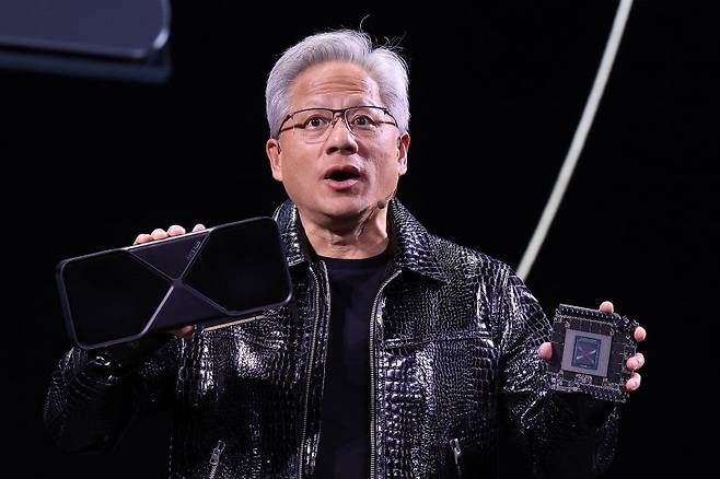 젠슨 황 엔비디아 최고경영자(CEO)가 세계 최대 IT·가전 전시회 'CES 2025' 개막을 하루 앞둔 지난 1월 6일(현지시간) 미국 네바다주 라스베이거스 만달레이베이 컨벤션센터에서 가진 기조연설에서 '지포스 RTX 50' 시리즈 그래픽카드를 공개하고 있다. 뉴스1