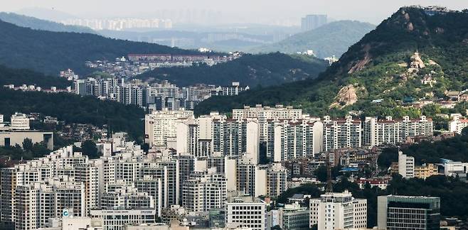 20일 서울 중구 남산에서 서울시내 아파트가 보이고 있다. 뉴시스