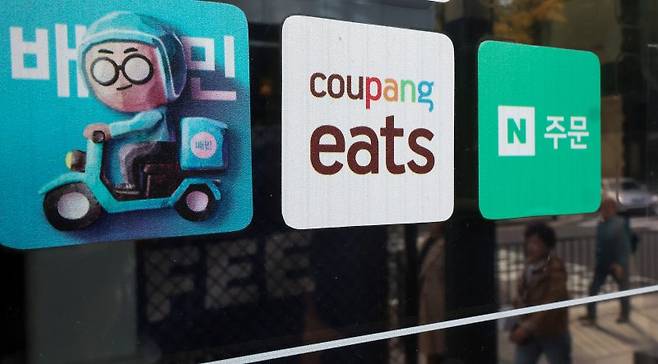 서울 시내 음식점에 배달앱 스티커가 붙어있다.뉴스1