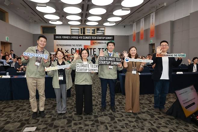 한성숙 중소벤처기업부 장관이 4일 제주 제주국제컨벤션센터(ICC)에서 열린 '2025 기후테크 스타트업 서밋'에서 참석자들과 기념 촬영을 하고 있다. (중소벤처기업부 제공)