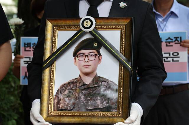 2024년 6월24일, 순직이 인정된 변희수 하사의 안장식이 국립대전현충원에서 엄수되기 전 충남 계룡시 육군본부에서 고인을 추모하는 노제가 열리고 있다. 김혜윤 기자 unique@hani.co.kr