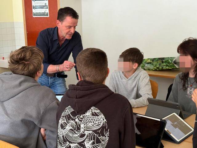 독일 브란덴부르크주 마리퀴리 김나지움에서 진행된 토론형 정치 수업에서 베커 교사가 10학년 학생들의 토의를 돕고 있다. 브란덴부르크=최은서 기자